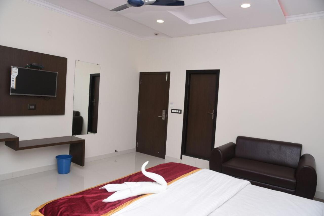 Chikmagalūr Hotel Grand Kubera מראה חיצוני תמונה